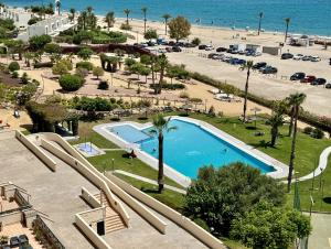 ein Resort mit Swimmingpool und Strand in der Unterkunft Paraíso a Orillas del Mar Mediterráneo 40 in Villajoyosa