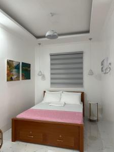 a bedroom with a bed with a pink mattress at Covenant Farmhouse in Evangelista