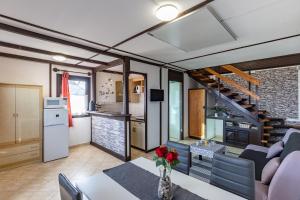 Η κουζίνα ή μικρή κουζίνα στο Karesz Holiday Home - Happy Rentals