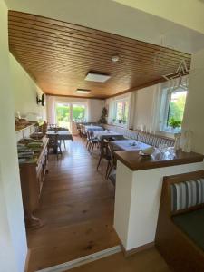 een grote eetkamer met tafels en stoelen bij Haus Fernblick in Maistatt