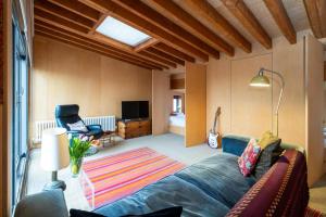 Televisyen dan/atau pusat hiburan di Wodehouse, Eco House - Aldeburgh Coastal Cottages