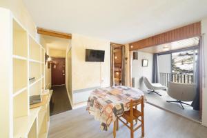a room with a bed and a desk and a chair at Le Nid de Gourette - Au Pied des Pistes in Eaux-Bonnes