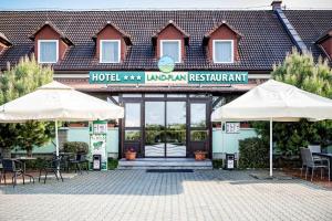 Reštaurácia alebo iné gastronomické zariadenie v ubytovaní Land-Plan Hotel