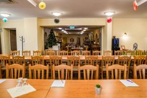 Reštaurácia alebo iné gastronomické zariadenie v ubytovaní Land-Plan Hotel