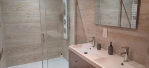 Koupelna v ubytování Authentique 2 chambres, Hyper centre, french Corner + 24 fotografií