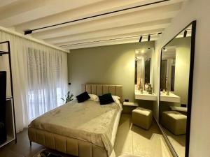 Postel nebo postele na pokoji v ubytování U N I Q U E by Sea View Suites