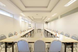 Zona de afaceri și/sau sala de conferințe de la POP! Hotel Diponegoro