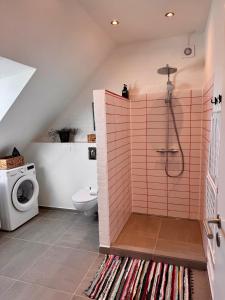 y baño con ducha y lavadora. en Large holiday apartment, en Ebeltoft 19 fotos más
