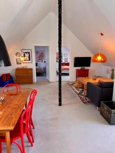 una sala de estar con una mesa y un sofá en Large holiday apartment, en Ebeltoft