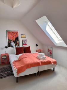 Un dormitorio con una cama grande con una manta roja. en Large holiday apartment, en Ebeltoft