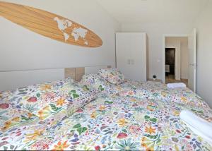una cama con un edredón colorido en un dormitorio en Apartamento en la Playa de Somo., en Somo