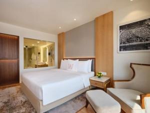 艾哈迈达巴德Welcomhotel by ITC Hotels, Ashram Road, Ahmedabad的一间带一张白色大床的卧室和一间浴室