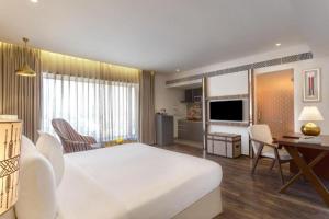 Welcomhotel by ITC Hotels, Ashram Road, Ahmedabad的电视和/或娱乐中心