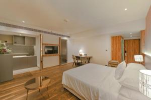 Welcomhotel by ITC Hotels, Ashram Road, Ahmedabad的厨房或小厨房