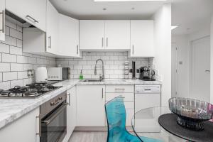Η κουζίνα ή μικρή κουζίνα στο New! Modern 1-BR House with Patio & HotTub , Chiswick