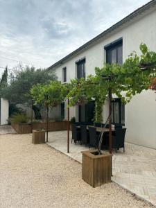 a table and chairs in front of a building at Le Mas des Mirabelles in Cabannes