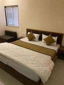 Postel nebo postele na pokoji v ubytování Hotel Banshi Wala - Best Hotel in Khatu Shyam ji Near Khatu shyam ji Tample