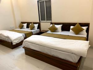 Postel nebo postele na pokoji v ubytování Hotel Banshi Wala - Best Hotel in Khatu Shyam ji Near Khatu shyam ji Tample