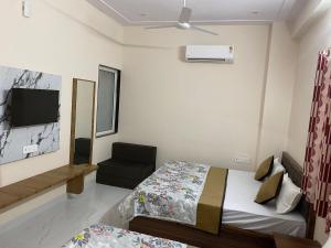 Postel nebo postele na pokoji v ubytování Hotel Banshi Wala - Best Hotel in Khatu Shyam ji Near Khatu shyam ji Tample