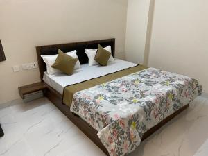 Postel nebo postele na pokoji v ubytování Hotel Banshi Wala - Best Hotel in Khatu Shyam ji Near Khatu shyam ji Tample