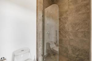 Kopalnica v nastanitvi 8-min Walk to Beach with Pool & Golf