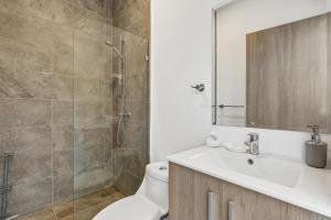 Kopalnica v nastanitvi 8-min Walk to Beach with Pool & Golf