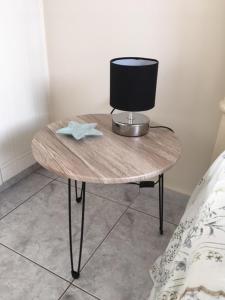 een kleine houten tafel met een lamp op het bed bij Laertis Complex in Paphos City