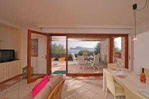 Nespecifikovaný výhled na hory nebo výhled na hory při pohledu z vily