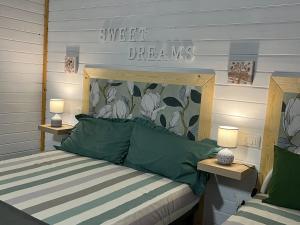 a bedroom with a bed with a sign that reads sweet dreams at Summer Paradise in Capitello