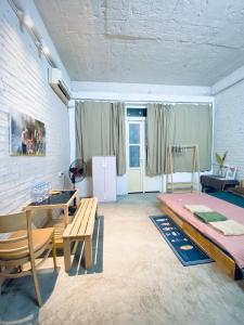 Camera con letto, scrivania e tavolo. di May’s house Nhà của Mây a Hanoi