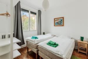 Un pat sau paturi într-o cameră la Eastern Paris Terrace - Terrasse - 15min de Paris