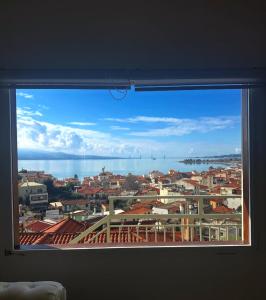 ナフパクトスにある360ᵒ Lepanto Apartmentの窓からの街の景色
