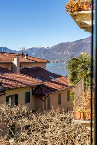 widok na wodę i domy w mieście w obiekcie La Corte - Seta apartment Bellagio w mieście Bellagio