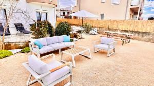 Patio nebo venkovní prostory v ubytování Luxury Beach Apartment w Sunset Sea Views