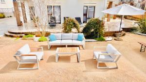 Posezení v ubytování Luxury Beach Apartment w Sunset Sea Views