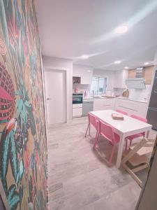 Η κουζίνα ή μικρή κουζίνα στο Casa rosa completa-patio- BBQ-columpios-buhardilla