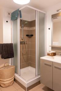 Ένα μπάνιο στο Cozy Studio near Paris - Wi-Fi - Netflix - Parking