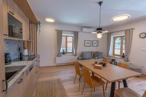 Kuchyň nebo kuchyňský kout v ubytování Lake Bled Apartments