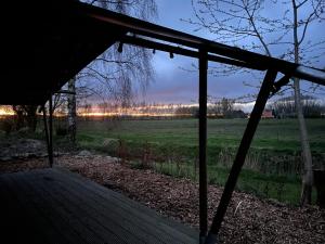 Východ nebo západ slunce při pohledu z kempu nebo okolí