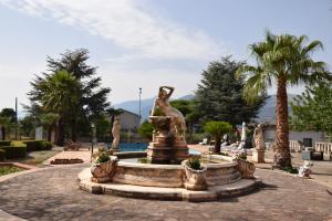 fontanna na dziedzińcu z posągiem lwa w obiekcie Villa Parco del Monte w mieście Cassano Jonio