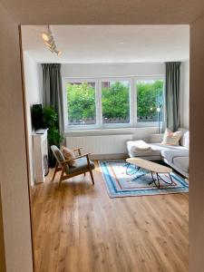 Posezení v ubytování Townhouse am Kurpark - Familienfreundliches Ferienhaus mit Retro-Arcade, Wallbox & privatem Eingang