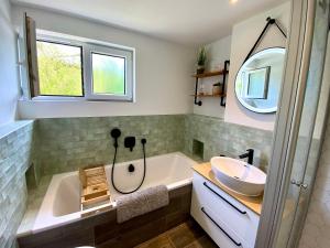 Koupelna v ubytování Townhouse am Kurpark - Familienfreundliches Ferienhaus mit Retro-Arcade, Wallbox & privatem Eingang