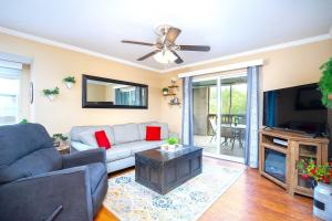 TV a/nebo společenská místnost v ubytování The Cove 19-1 By SDC, Big Deck, Pool, Hot Tub, On Lake