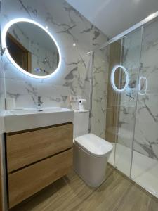 Ένα μπάνιο στο beach Apartment Los Cristianos