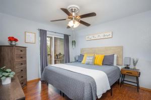 Postel nebo postele na pokoji v ubytování The Cove 19-1 By SDC, Big Deck, Pool, Hot Tub, On Lake + 84 fotografií