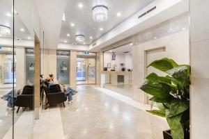 シドニーにあるMetaWiseBnB Studio Dixon Next to ICC & Darling Harbour 26のロビーの椅子に座る人々