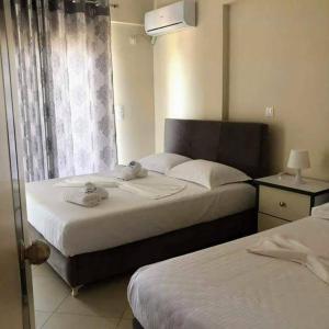 Postel nebo postele na pokoji v ubytování Himara Royal Hotel