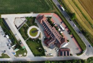 Pohľad z vtáčej perspektívy na ubytovanie Land-Plan Hotel