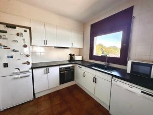 Kuchyňa alebo kuchynka v ubytovaní Melis Mar - Apartamento con vistas en Pals + 11 fotografií