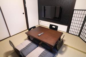 TV tai viihdekeskus majoituspaikassa 028T 大熊の家 西新宿大熊 極小ハウス 駅5分 文化学習体験 無料WiFi 個性的なバスタブ 新宿中央公園そば